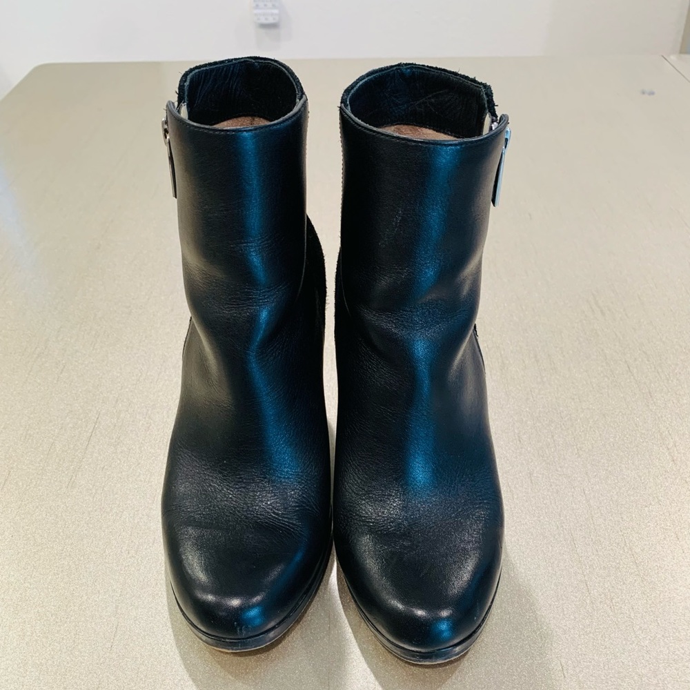 SOLD Beautiful Michael Kors Leather Ankle Boots For Women. Size 5.5